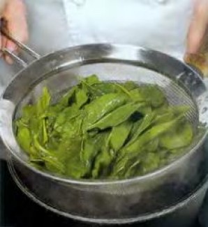 zelyonii_salat_s_orehami_i_iziumom-3442.jpg