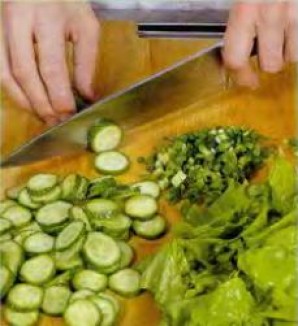 zelyonii_salat_s_orehami_i_iziumom-3443.jpg
